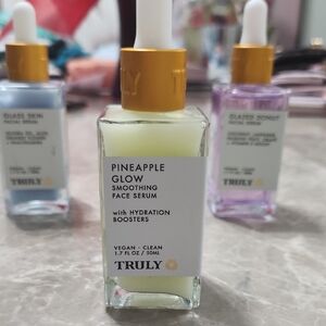 TRULY Pineapple Glow Smoothing Face Serum - Yellow Cap
